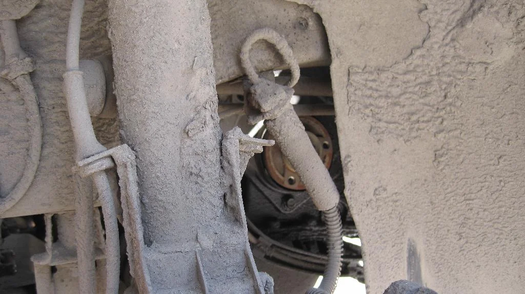 Место установки шкива коленвала двигателя TU3JP, виз из колесной арки Peugeot 206 со снятым колесом