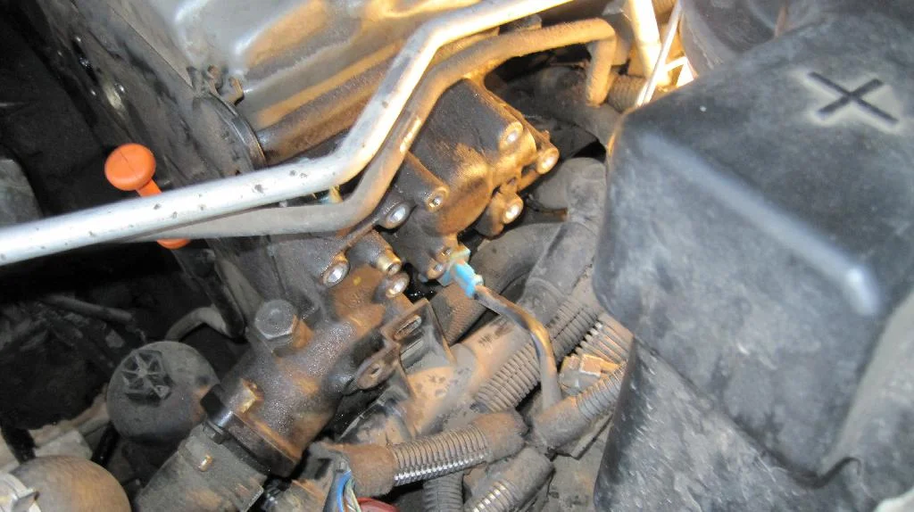 На автомобиле Peugeot 206 боковая крышка ГБЦ двигателя TU3JP откручена, все болты вынуты