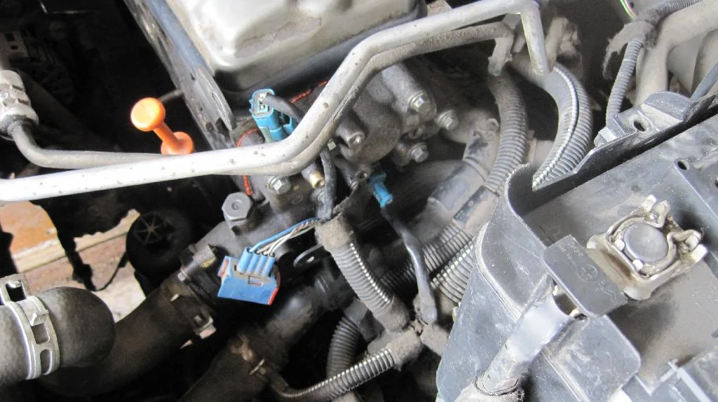 На автомобиле Peugeot 206 боковая крышка ГБЦ двигателя TU3JP установлена, все болты закручены