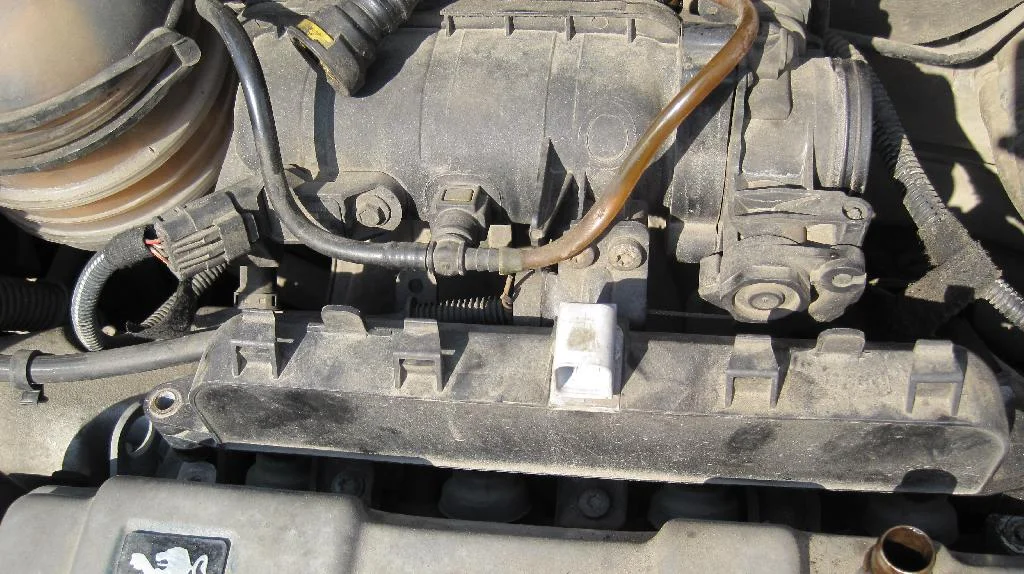 Катушки зажигания откручены от двигателя TU3JP на автомобиле Peugeot 206