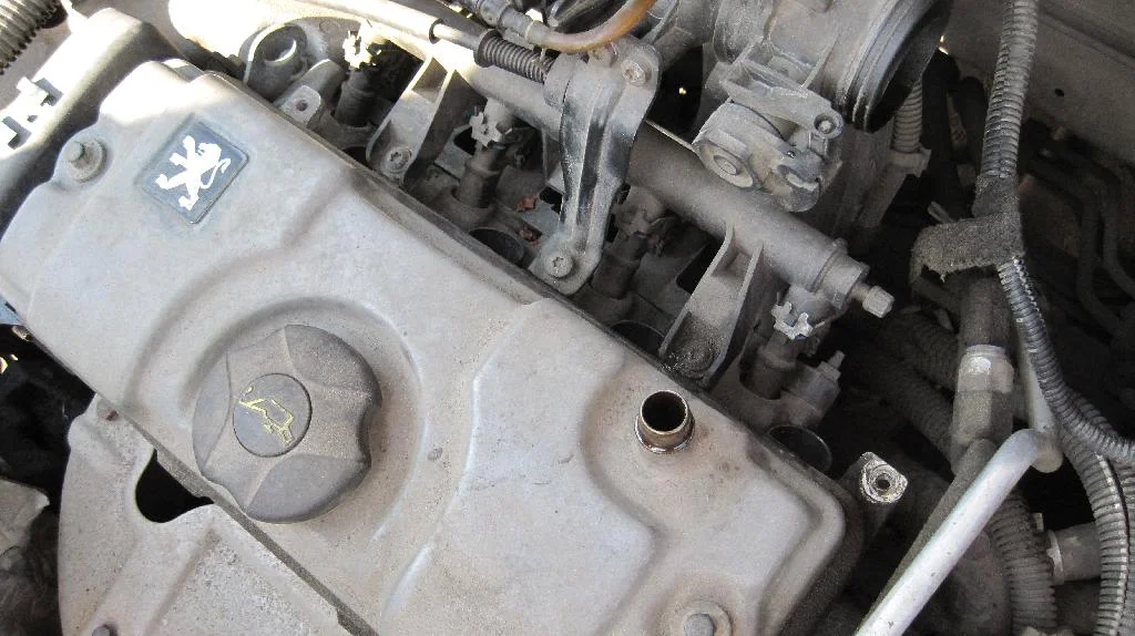 Peugeot 206 катушки зажигания и воздушный фильтр сняты
