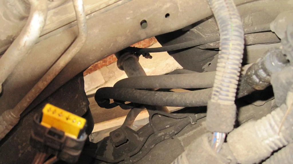Peugeot 206 хомут крепления выпускного коллектора к выхлопной трубе, вид из-под капота