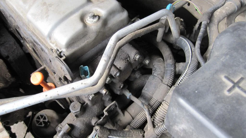 Крепление боковой крышки ГБЦ двигателя TU3JP на автомобиле Peugeot 206, кронштейн ГУР снят