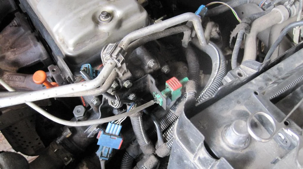 В подкапотном пространстве Peugeot 206 разъемы лямбда-зондов двигателя TU3JP подключены, крепление трубок ГУР установлено