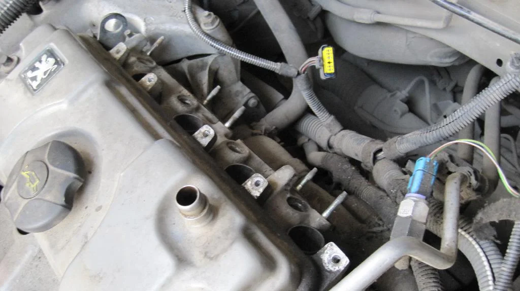 Впускной коллектор двигателя TU3JP снят на автомобиле Peugeot 206