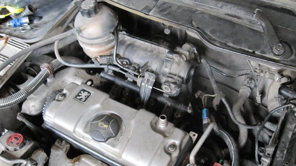 Впускной коллектор двигателя TU3JP установлен на автомобиле Peugeot 206