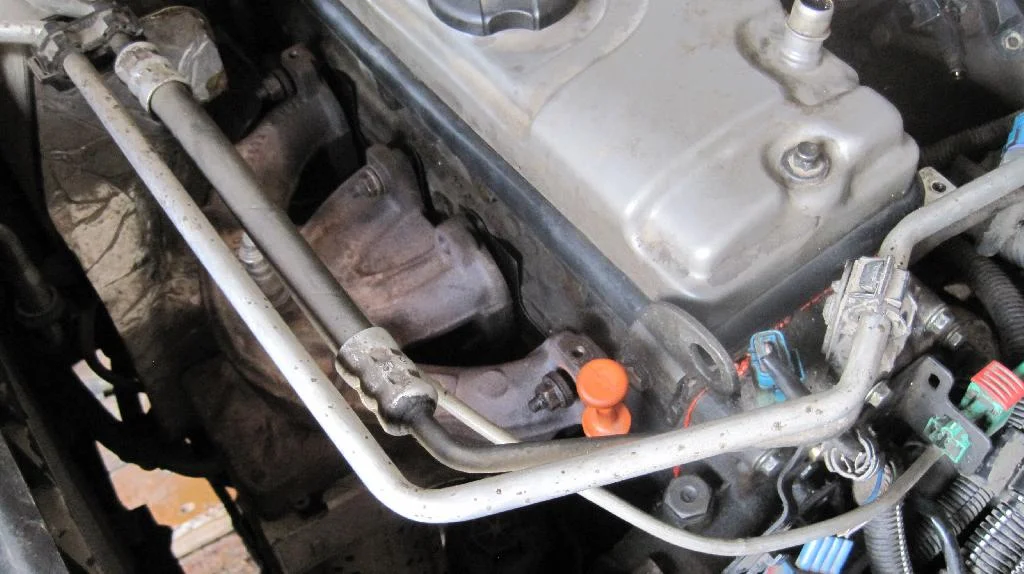 В автомобиле Peugeot 206 выпускной коллектор прикручивается к двигателю TU3JP через новые прокладки.