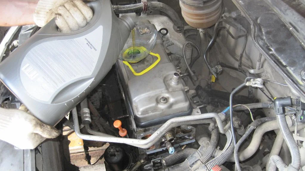 Заливка промывочного масла в двигатель TU3JP автомобиля Peugeot 206