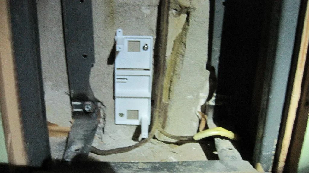 Пломбировочная коробка под автомат прикручена в корпус электрощита на заднюю отштукатуренную стену