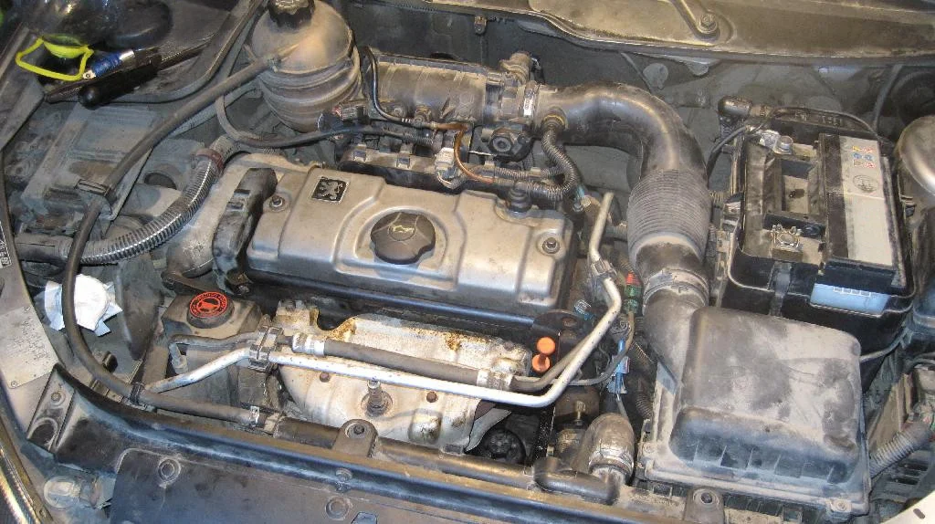 Под капотом автомобиля Peugeot 206 все собрано после ремонта двигателя TU3JP, все детали портерные и чистые