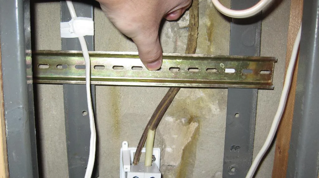Примерка нижней DIN-рейки под электросчетчик и УЗО в электрощит