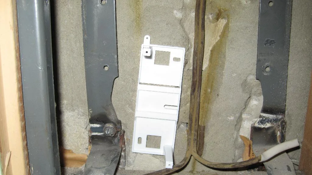 Примерка места в электрощите под пломбировочную коробку, в центре электрощита проходит вводной кабель