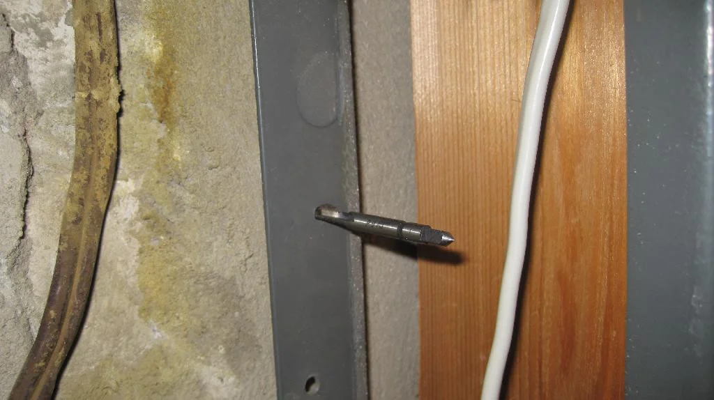 В металлическом каркасе электрощита нарезается резьба метчиком под крепление DIN-рейки