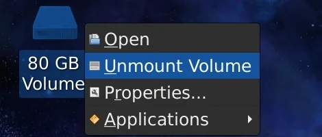 Debian, рабочий стол XFCE, открыто контекстное меню “80 GB Volume” и выбран пункт “Unmount Volume”