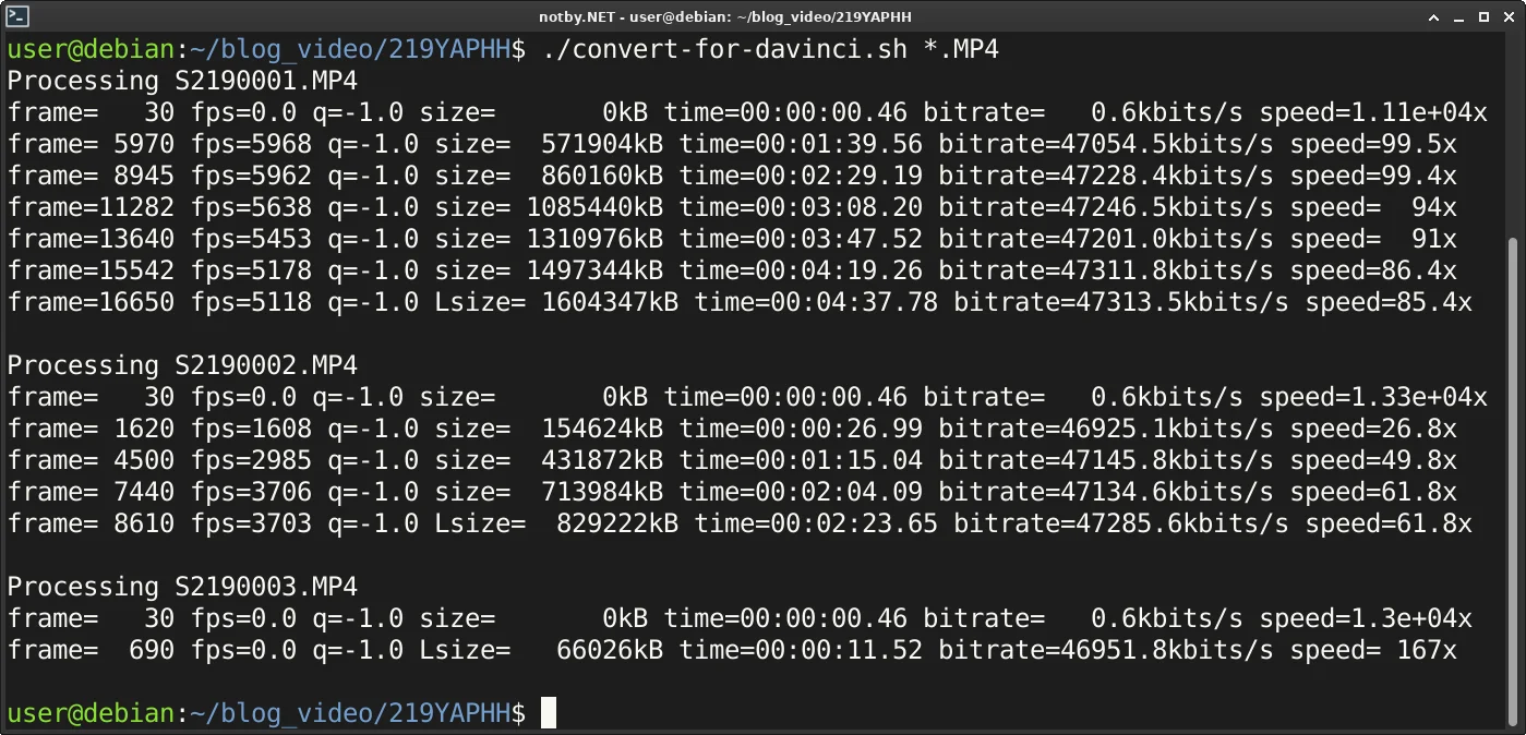 В консоли Debian выполнен скрипт convert-for-davinci.sh с указанием расширения файлов для конвертации. Все видеофайлы с расширением MP4 успешно конвертированы в MOV медиаконтейнер.