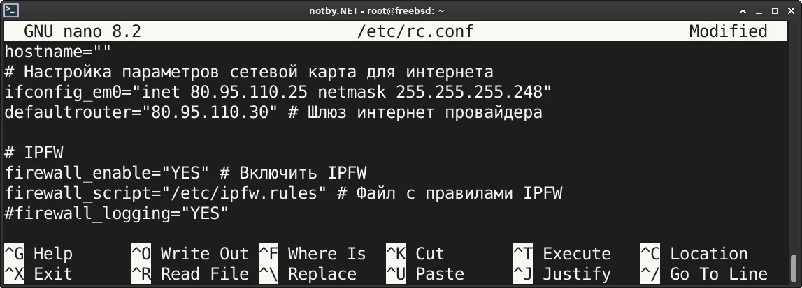 Открыт файл /etc/rc.conf редактором nano в FreeBSD, настроены параметры сетевой карты, включен IPFW и указан путь до скрипта конфигурации IPFW.