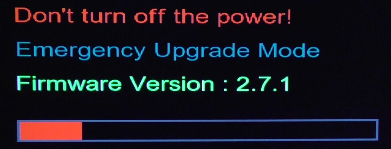 На экран выведены сообщения: “Don't turn off the power!“, ”Emergency Upgrade Mode“, ”Firmware Version: 2.7.1” и отображается полоска прогресса аварийного восстановления прошивки медиаплеера Xtreamer