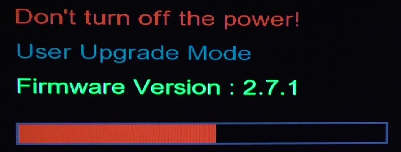 На экран выведены сообщения: “Don't turn off the power!“, ”Emergency Upgrade Mode“, ”Firmware Version: 2.7.1” и отображается полоска прогресса обновления прошивки медиаплеера Xtreamer