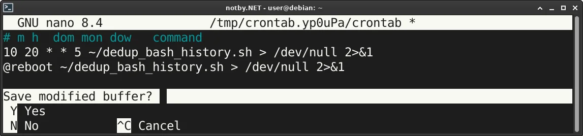 В терминале Debian выполнена команда “crontab -e”, которая открыла текстовой редакторе nano для редактирования файла crontab в безопасном режиме, в конец файла добавлены строки “#10 20 * * 5 ~/dedup_bash_history.sh > /dev/null 2>&1” и “@reboot ~/dedup_bash_history.sh > /dev/null 2>&1”