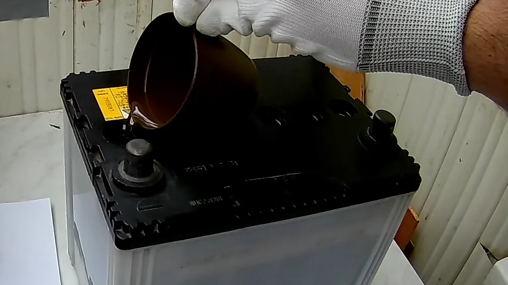 Доливка дистиллированной водой в свинцово-кислотную аккумуляторную батарею