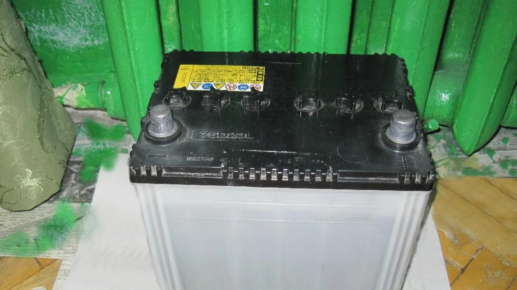 Свинцово-кислотный аккумулятор протерт и стоит около радиатора отопления. Согревается до комнатной температуры.