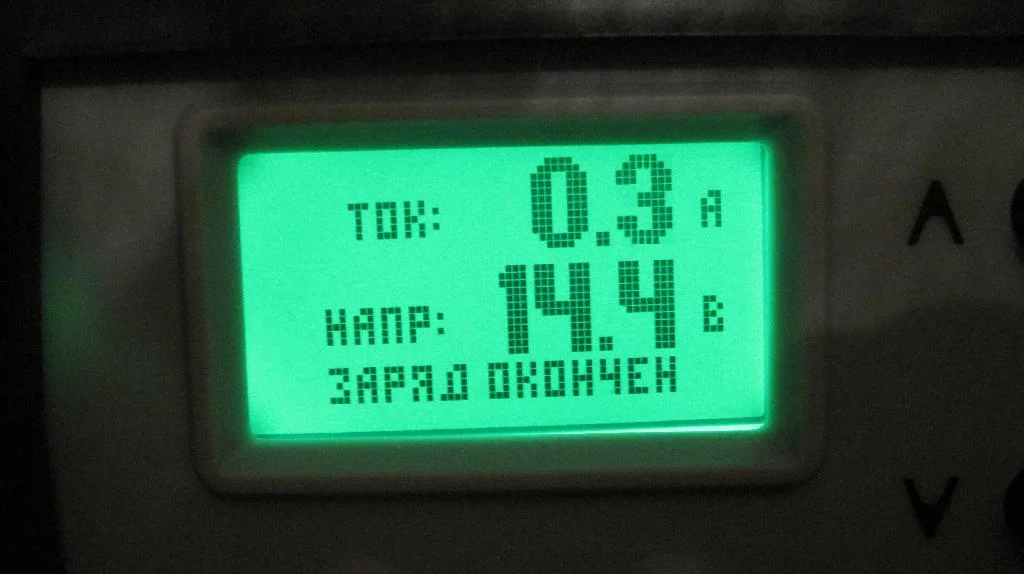 ЗАРЯД ОКОНЧЕН показывает дисплей зарядного устройства ВЫМПЕЛ-55