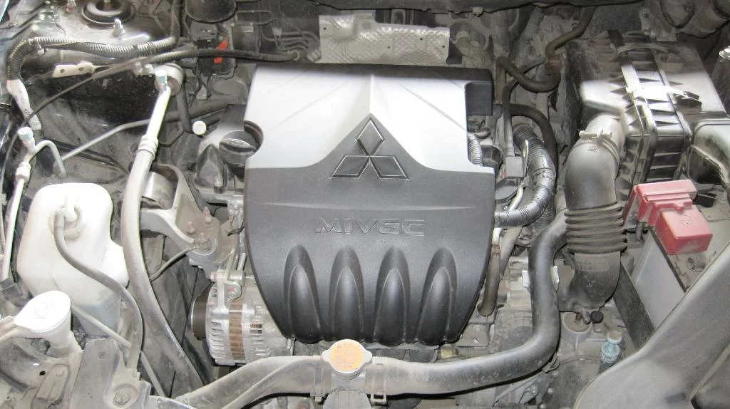 Подкапотное пространство Mitsubishi Lancer X c двигателем 1.5 литра протерты поверхностно от пыли и грязи.