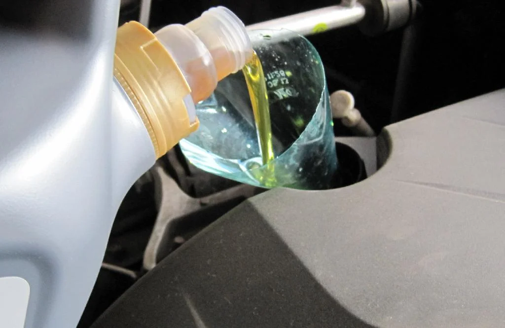 Заливка нового масла в двигатель 1.5 литра Mitsubishi Lancer X через воронку изготовленную из полиэтиленовой бутылке.
